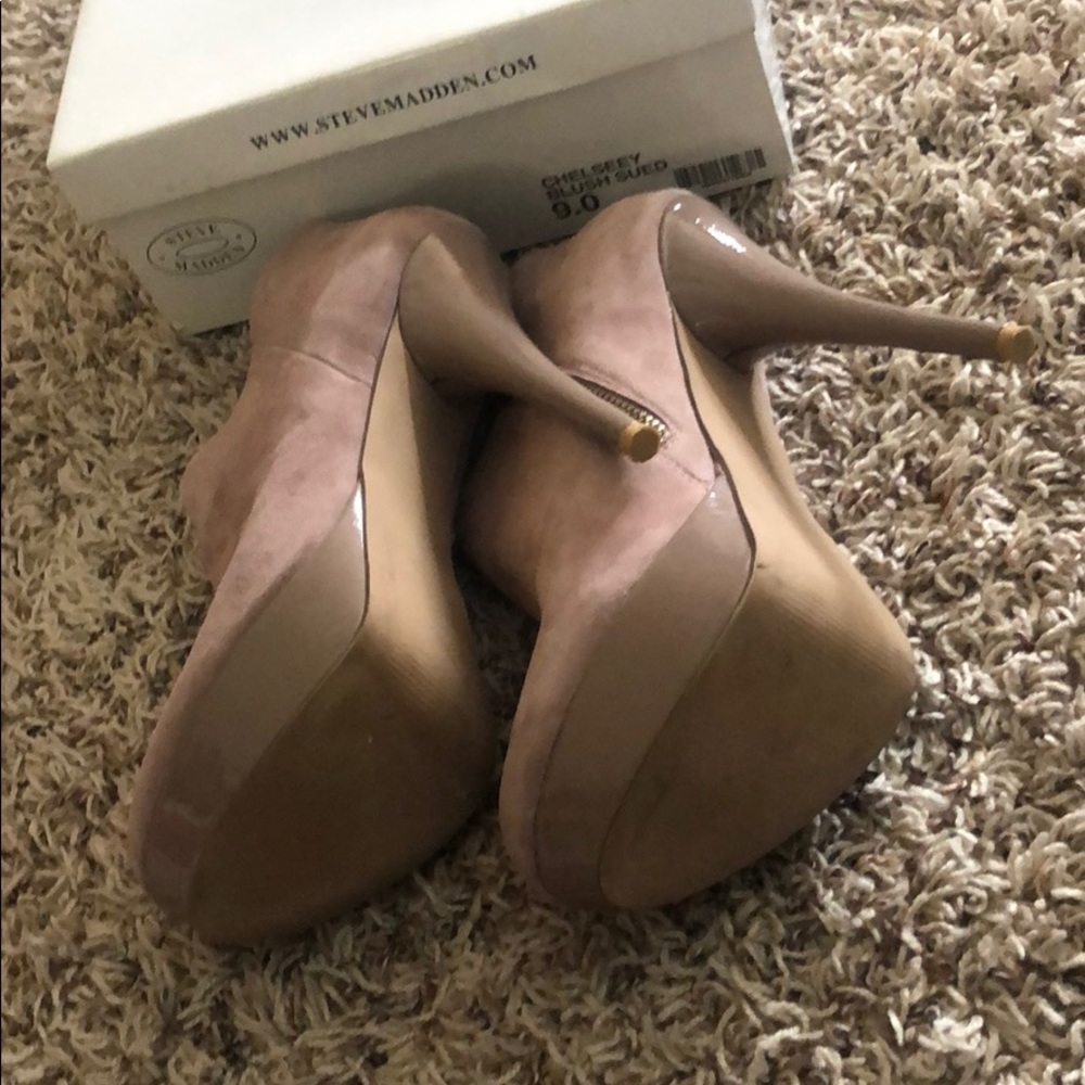 Chelsea blush sued booties - Picture 4 of 4